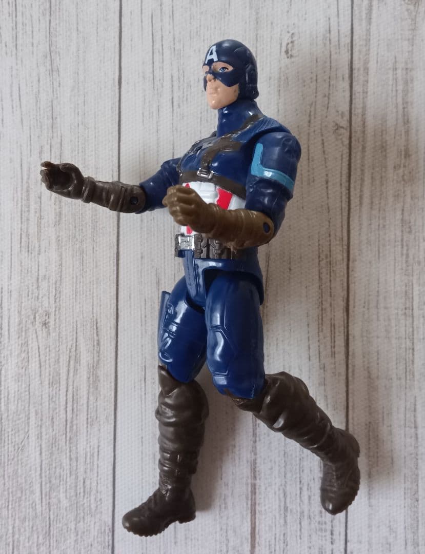 アベンジャーズ　アクションフィギュア　キャプテンアメリカ　ファルコン　ライト付き