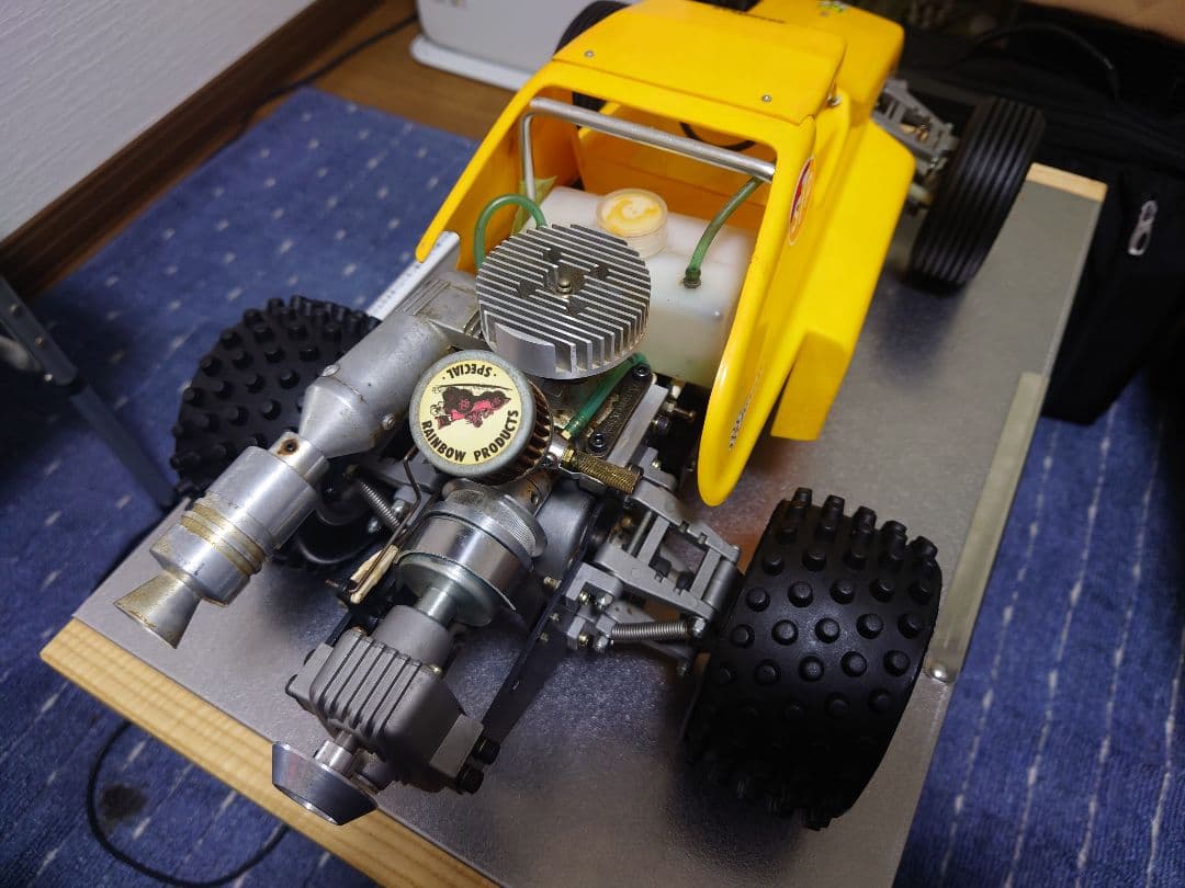 1/8 エンジンラジコンカー