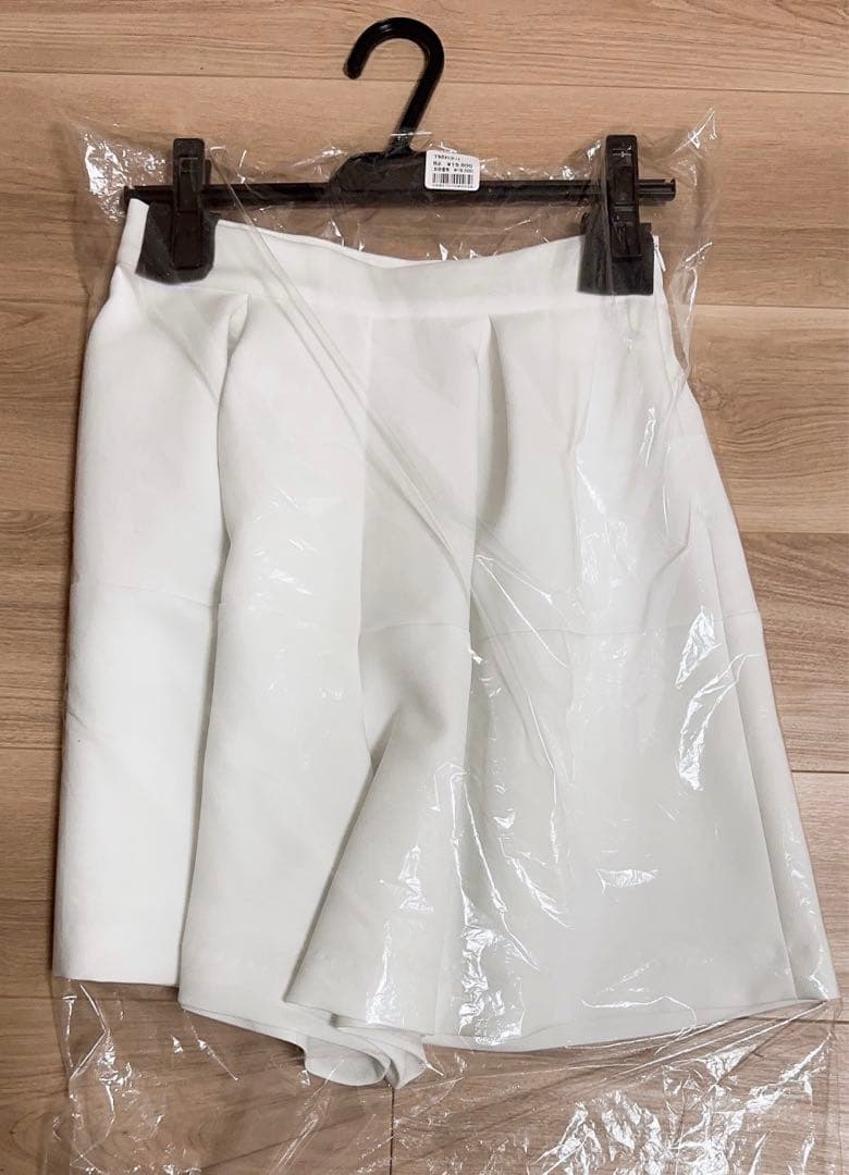 【新品】TREFLE+1 トレフルプラスワ　タックショートパンツ　ホワイト　01