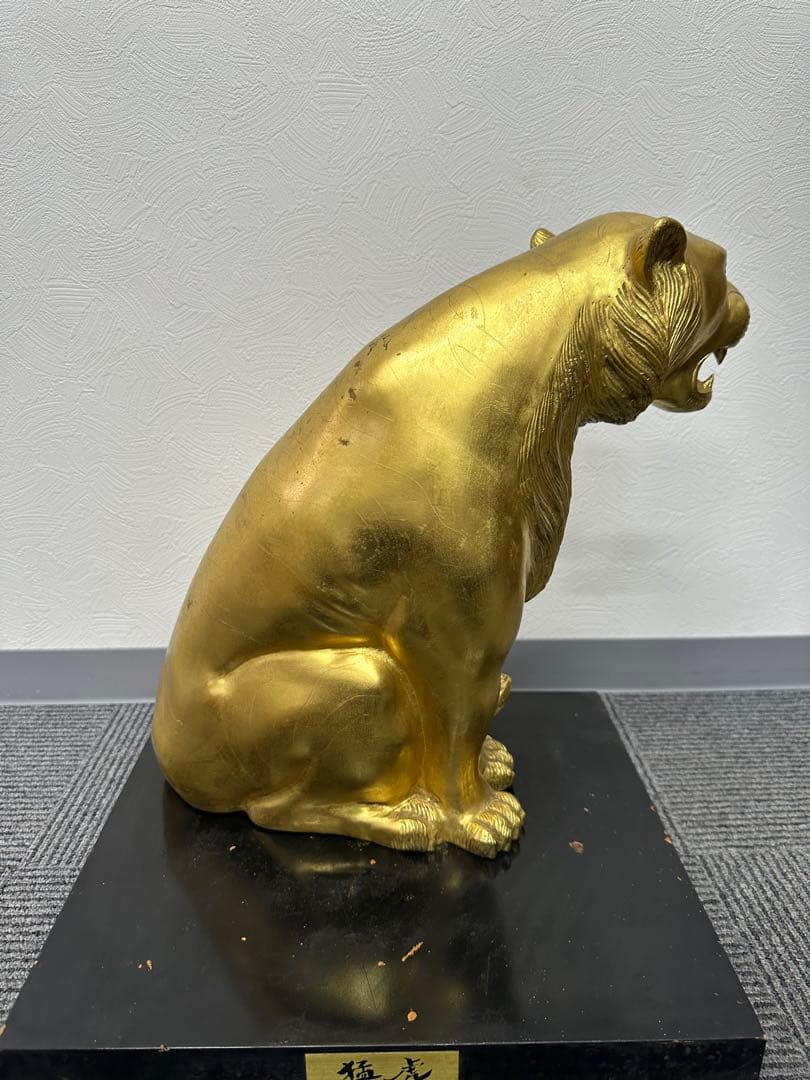 猛虎　　虎の置物　ゴールド　阪神タイガース