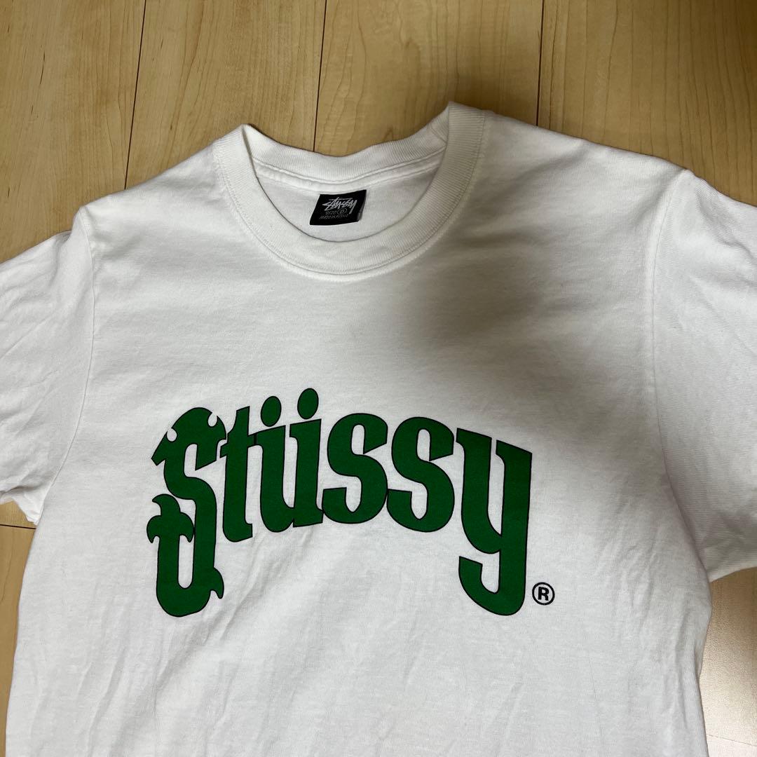 Stüssy ホワイト Tシャツ グリーンロゴ　22ss soda