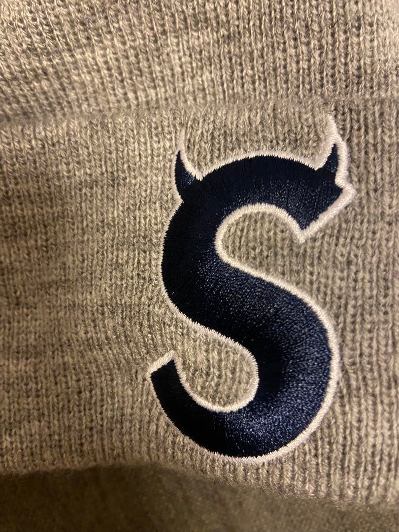 グレー ニット帽 Sロゴ Supreme