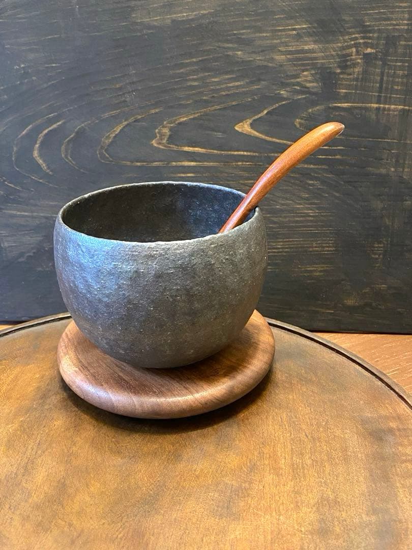 井内素　黒色の陶器製ボウル　作家もの　碗　丼　カップ　手びねり