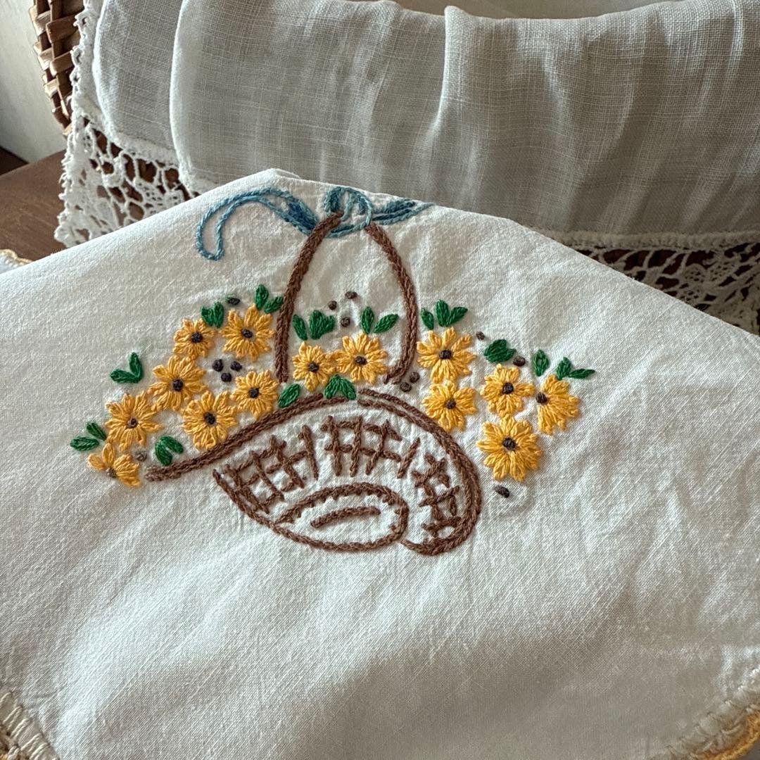 SALE❣️フランスアンティークஐ⋆*黄色の花籠刺繍の可愛いクロス