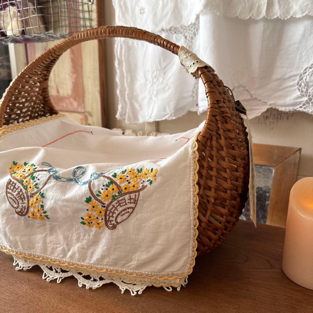 SALE❣️フランスアンティークஐ⋆*黄色の花籠刺繍の可愛いクロス