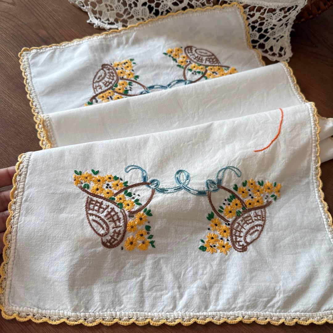 SALE❣️フランスアンティークஐ⋆*黄色の花籠刺繍の可愛いクロス