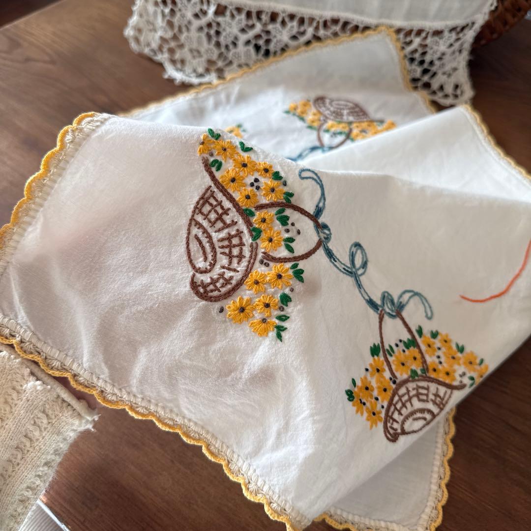 SALE❣️フランスアンティークஐ⋆*黄色の花籠刺繍の可愛いクロス