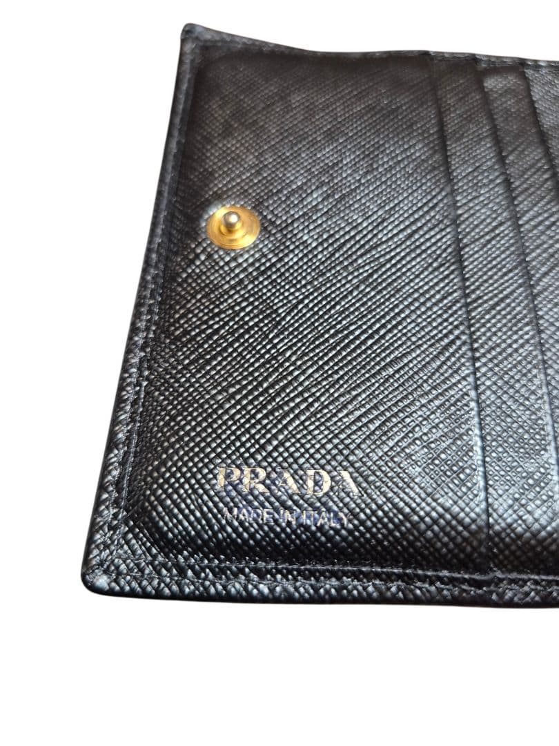 ＰＲＡＤＡ　プラダ　サフィアーノ　二つ折り財布　ブラック革 　　ｊ