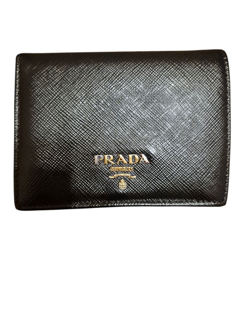 ＰＲＡＤＡ　プラダ　サフィアーノ　二つ折り財布　ブラック革 　　ｊ
