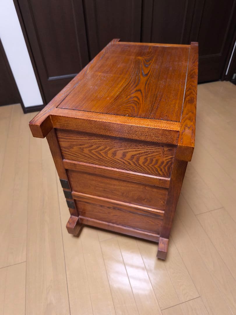 伝統的な木製　車箪笥　民芸家具