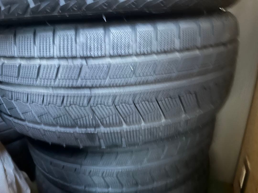 スタッドレスタイヤ 225/45R18 バリ山　室内保管　数回程度　2022年