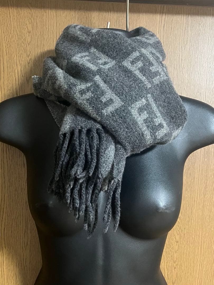 FENDI グレー ロゴマフラー