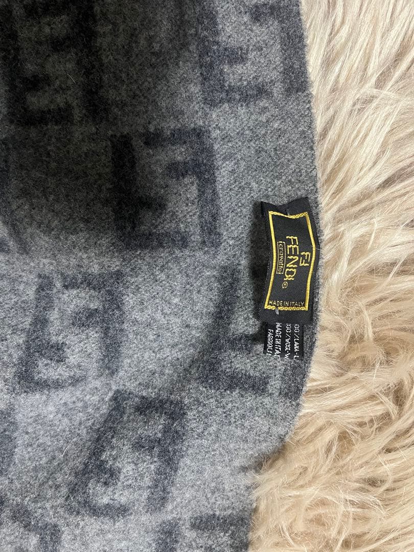 FENDI グレー ロゴマフラー