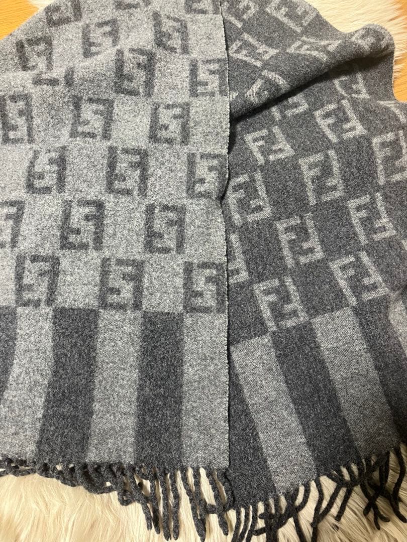 FENDI グレー ロゴマフラー