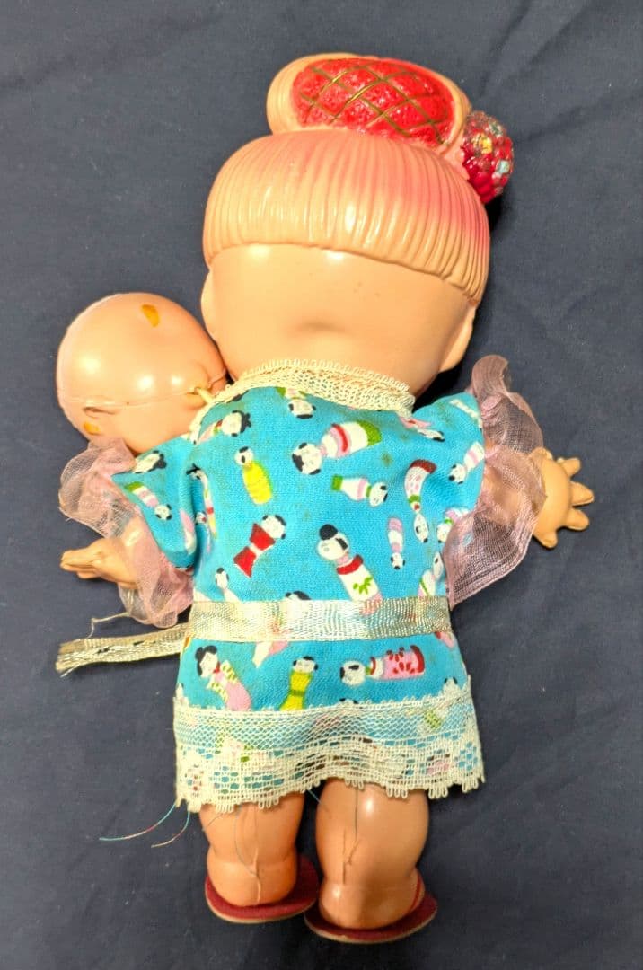 か*ぱ様 赤ちゃんをおんぶしたお人形　昭和レトロ