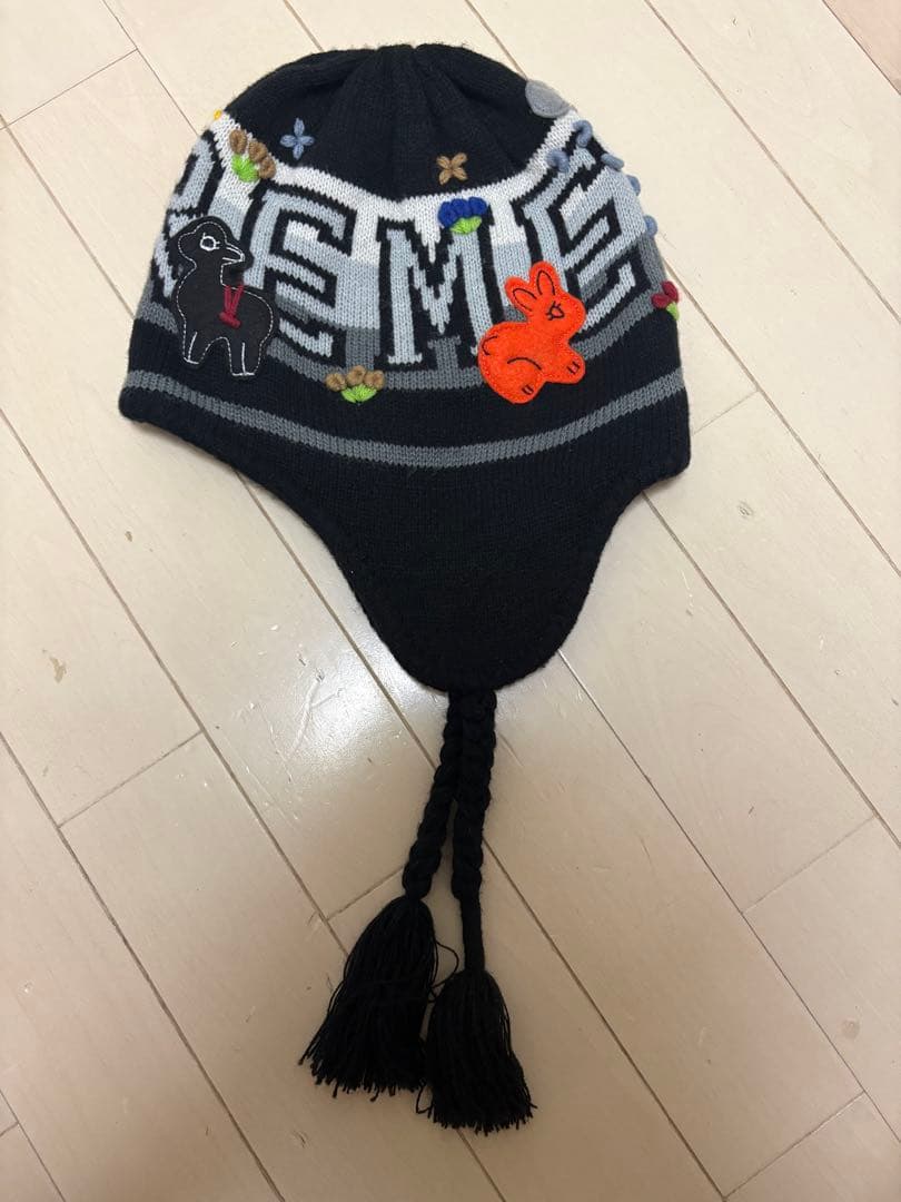 Supremeカラフル刺繍の耳あて付きニット帽