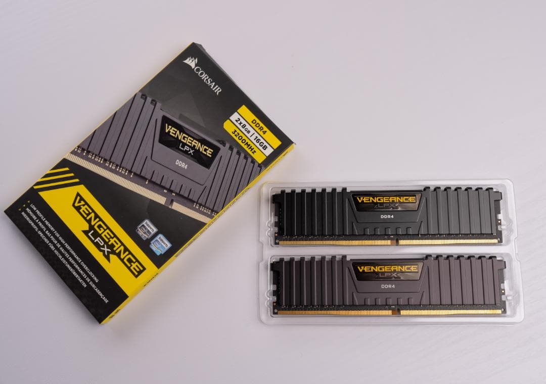 メモリー Corsair Vengeance LPX DDR4 16GB (2x8GB)