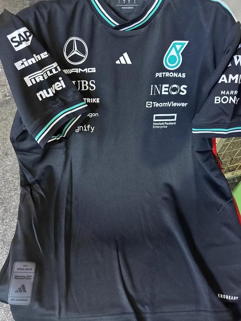 メルセデス - AMG ペトロナス F1 チーム T シャツ