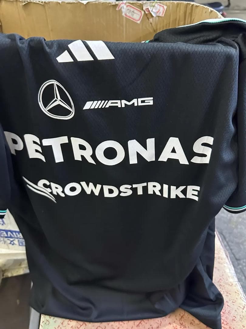 メルセデス - AMG ペトロナス F1 チーム T シャツ