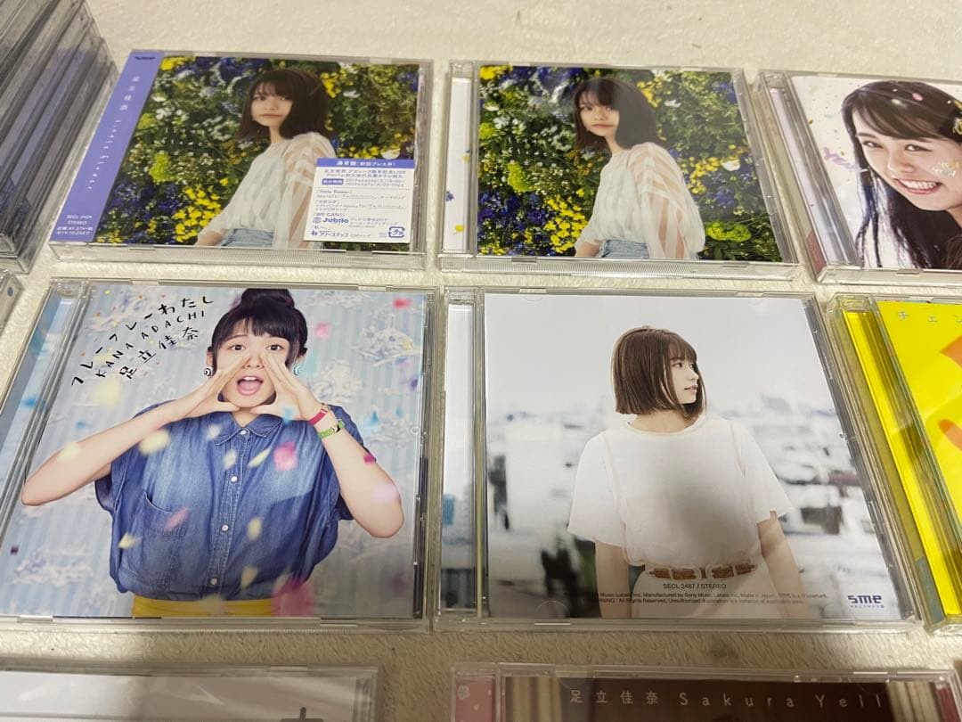 足立佳奈　さん　サイン入りグッズ！　CDいろいろセット