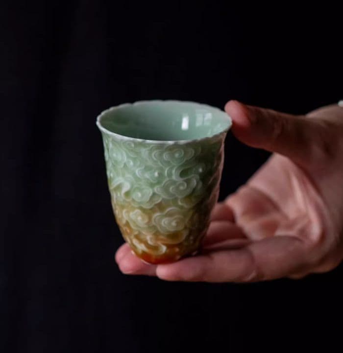 中国美術 湯呑み 茶器  青磁茶杯 煎茶道具 雲紋 浮き彫り 2つ