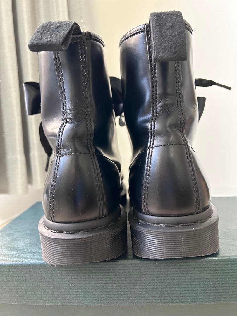 Dr. Martensドクターマーチン 8ホール ブーツ リボン オールブラック