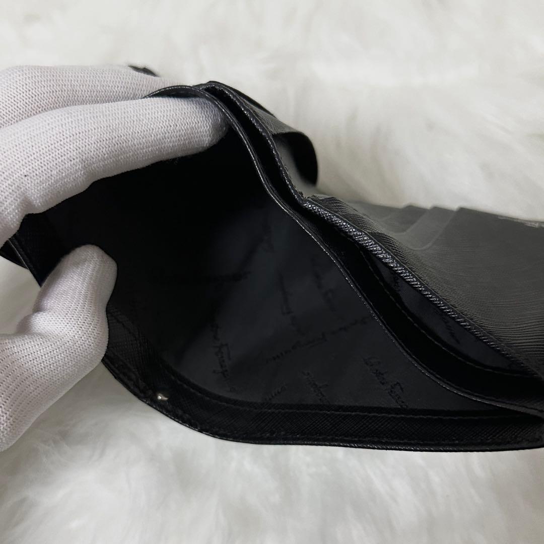 【美品】 Ferragamo レザー 二つ折り財布 ガンチーニ ブラック 黒