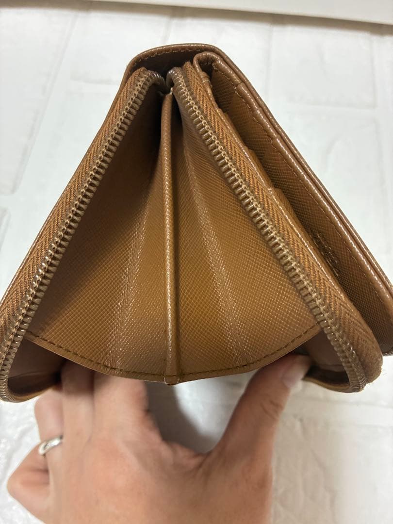PRADA ブラウン 二つ折り財布　サフィアーノ　三角ロゴ