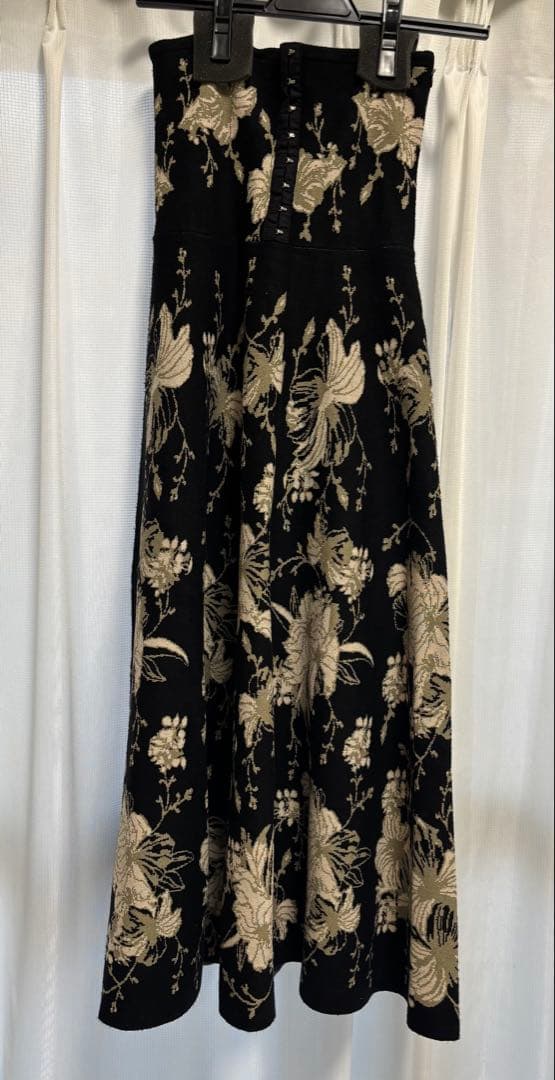 【美品】オーバーハイウエストニットスカート　AMERI VINTAGE 黒花柄