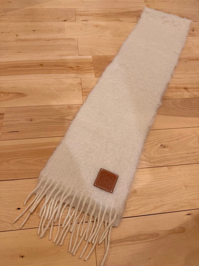 LOEWE ウールマフラー クリーム色