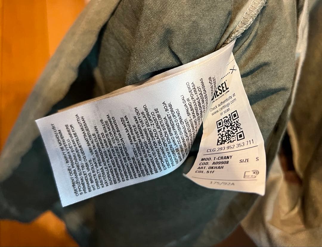 DIESEL 顔の穴あきグラフィックロングTシャツ　カーキ