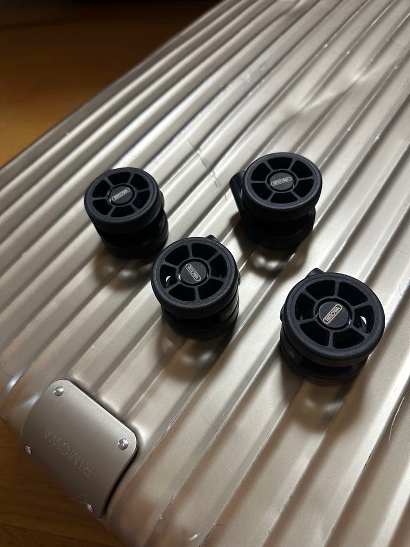週末限定値引き　リモワ ホイール　純正品　50mm ブラックロゴ　希少未使用