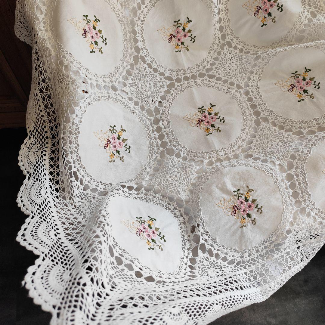 春の草花刺繍　円窓パネル　クロッシェ編みレース繋ぎ　フリークロス