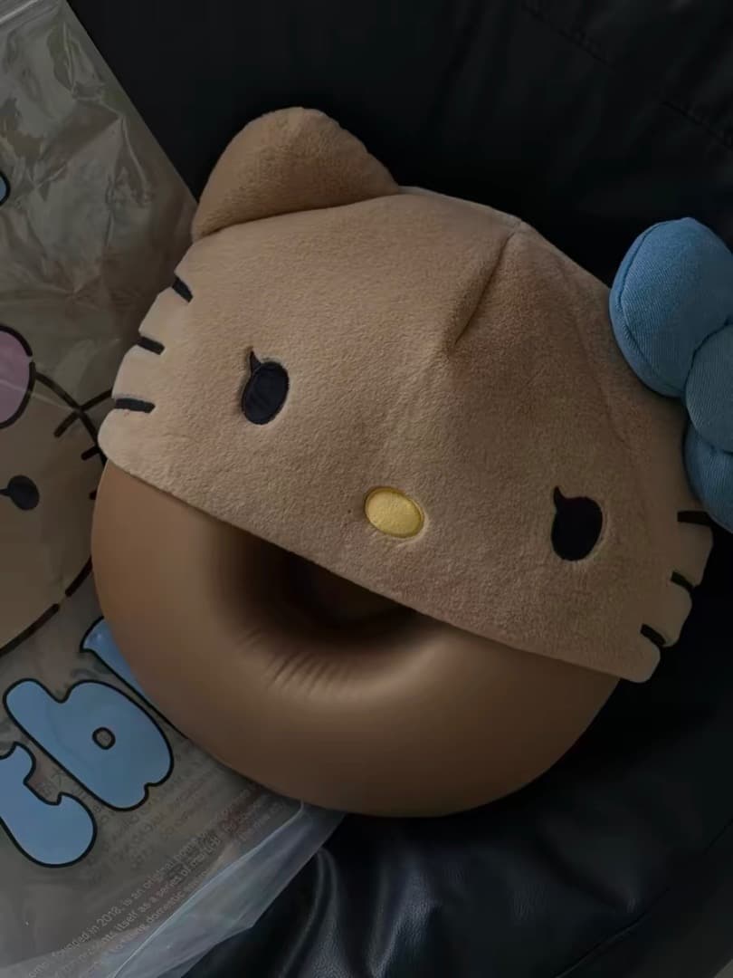 海外限定Hello Kitty x TBH ネックピロー　正規品