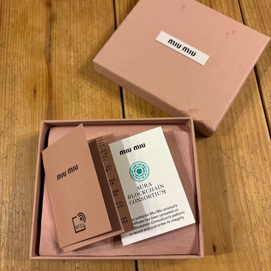 新品【ミュウミュウ　miu miu】ブラウン 三つ折り財布 カードポケット付き