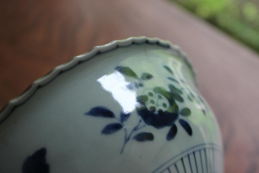 繊細な輪花デザインに華やかな金彩色絵の映える伊万里大鉢（検古伊万里九谷菓子鉢