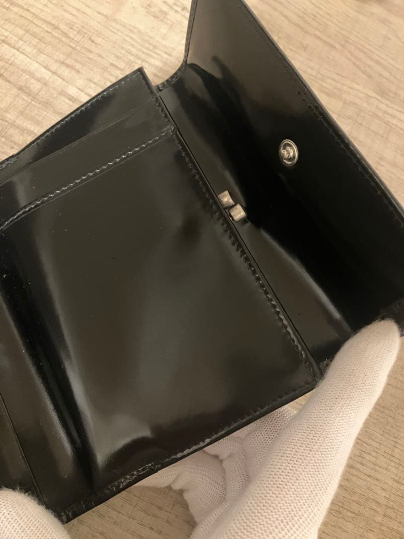 プラダ　パテント　折り財布　がま口