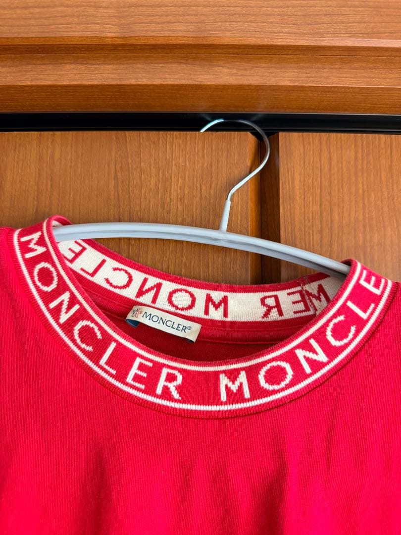 MONCLER 赤 Tシャツ ロゴ刺繍