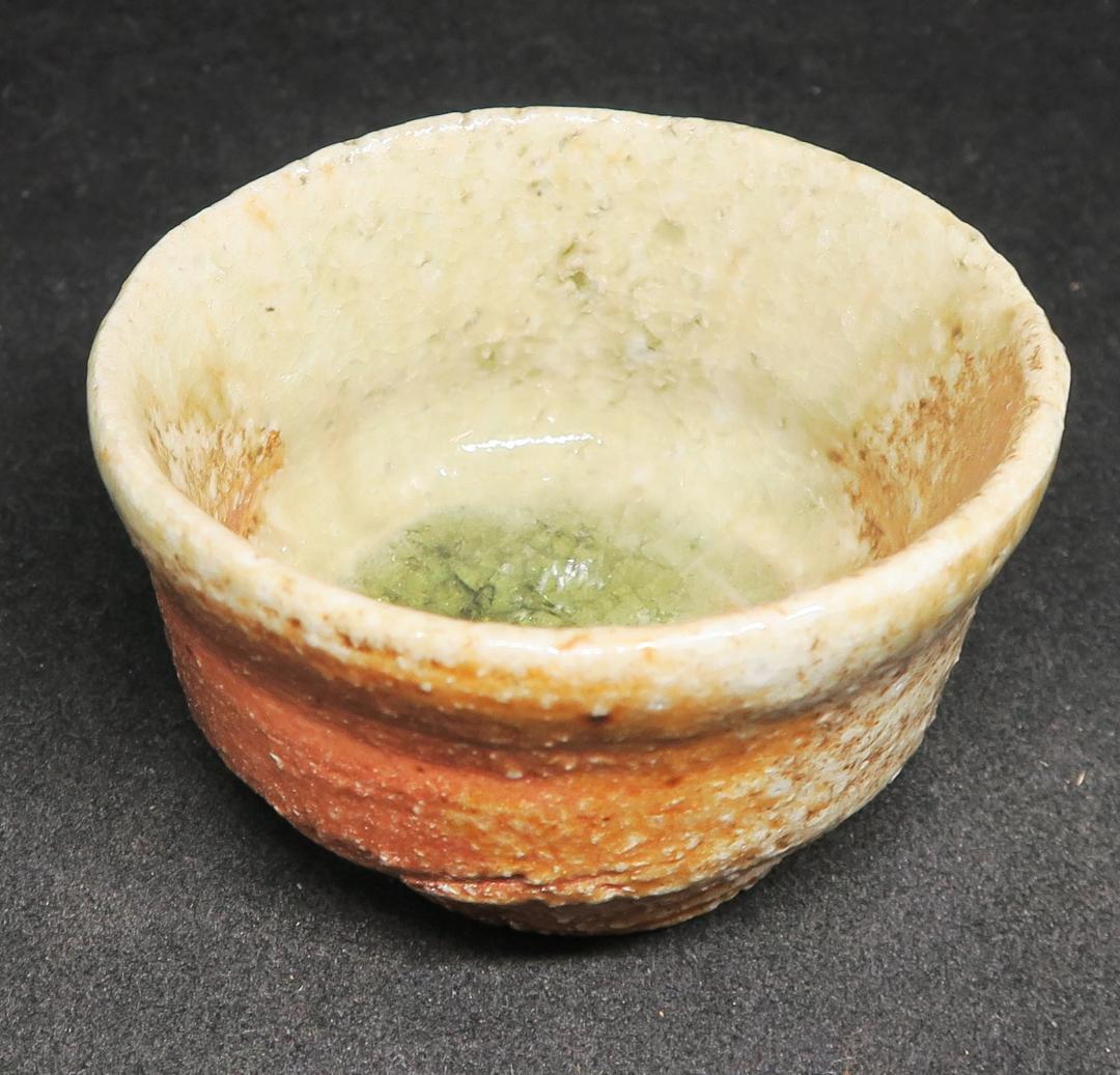 ぐい吞み（酒杯・お猪口）作家物　井村侊生作　信楽焼