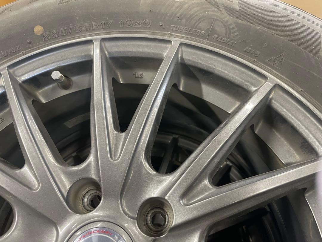 ブリヂストンスタッドレスタイヤ225/65R17＆ホイール４本