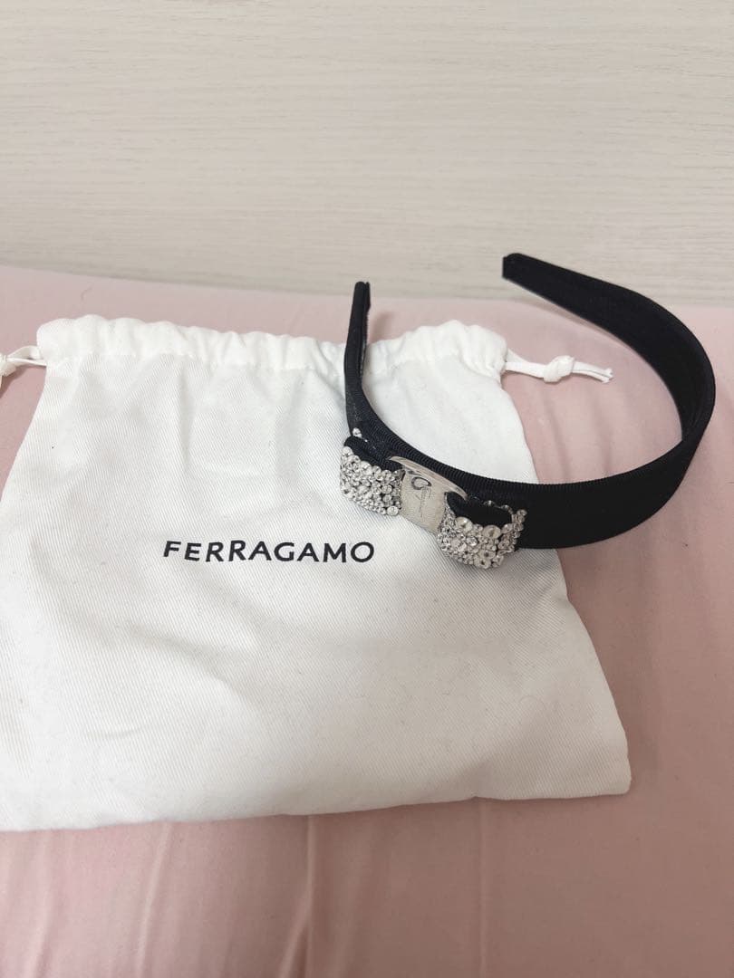 フェラガモ FERRAGAMO ブラック ストーンヘアバンド 専用袋付き
