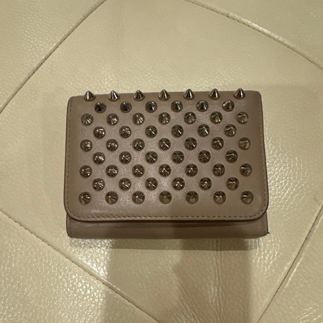 スタッズ付きグレー三つ折り財布