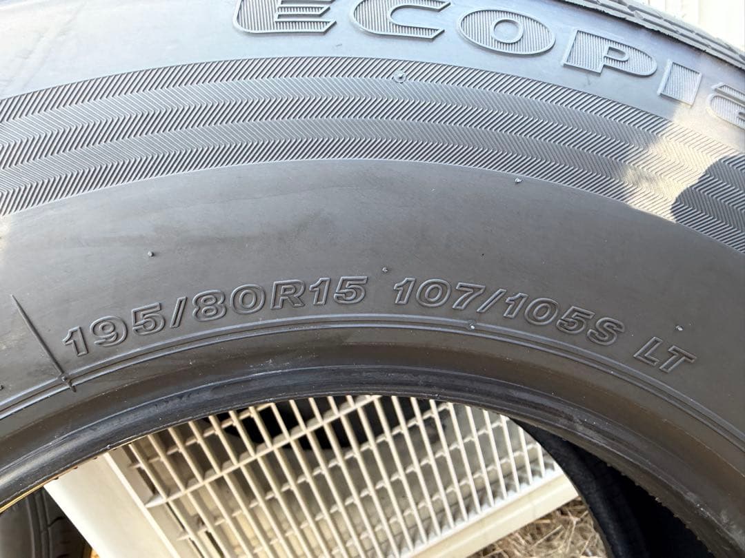 ②ハイエース 新車外し タイヤ 195/80R15 107/105S LT