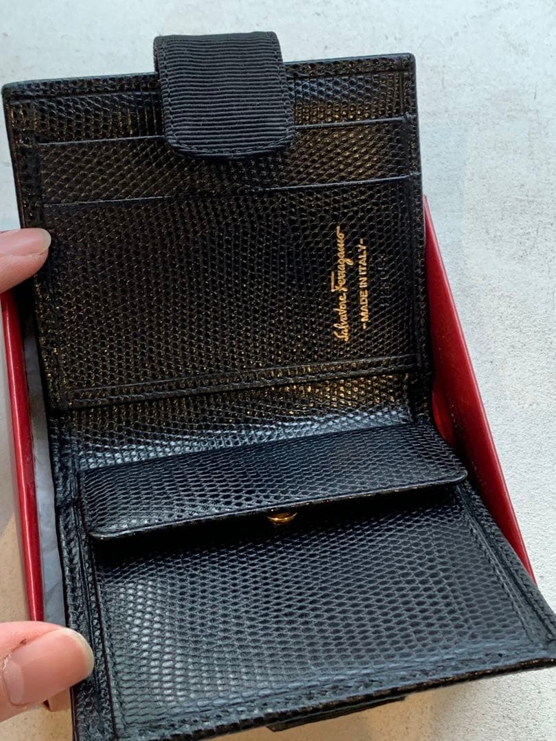 【専用】Salvatore Ferragamoヴァラ 折財布 型押しレザー