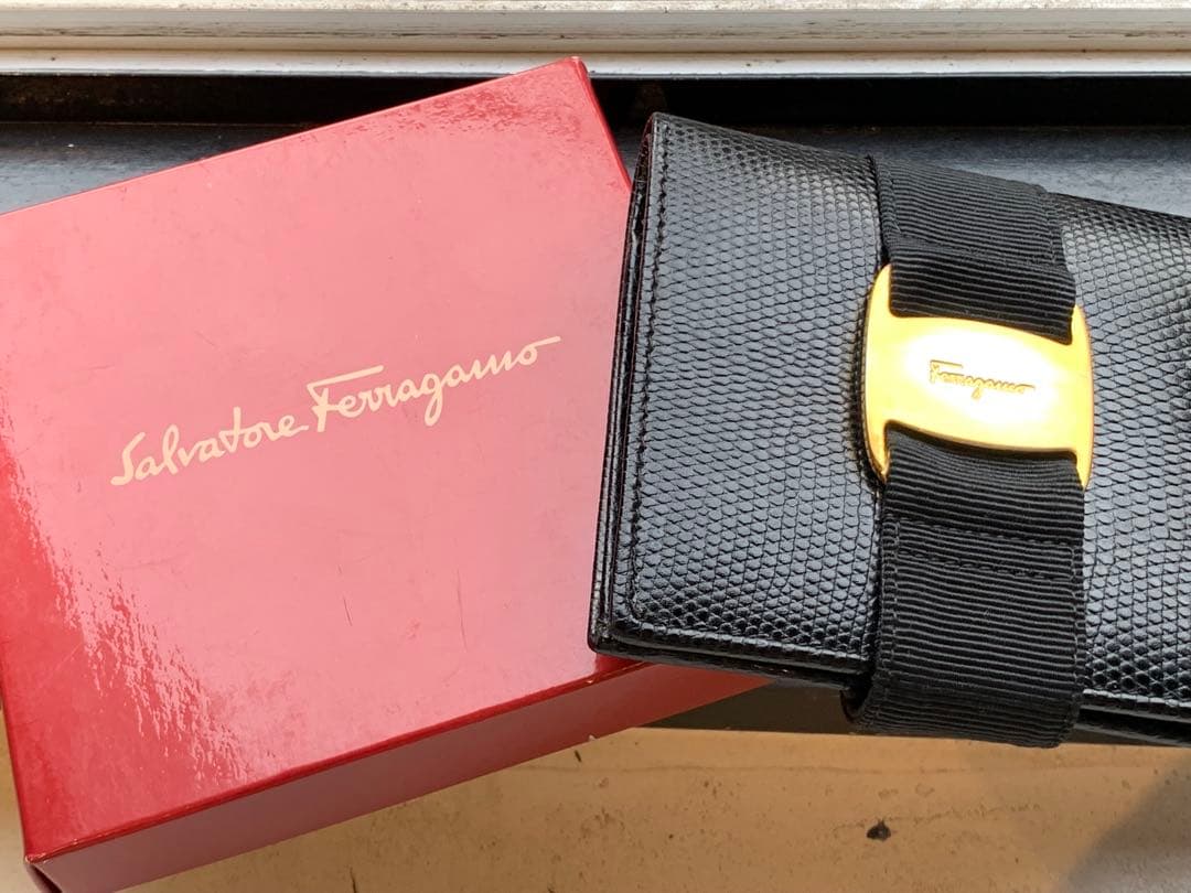 【専用】Salvatore Ferragamoヴァラ 折財布 型押しレザー