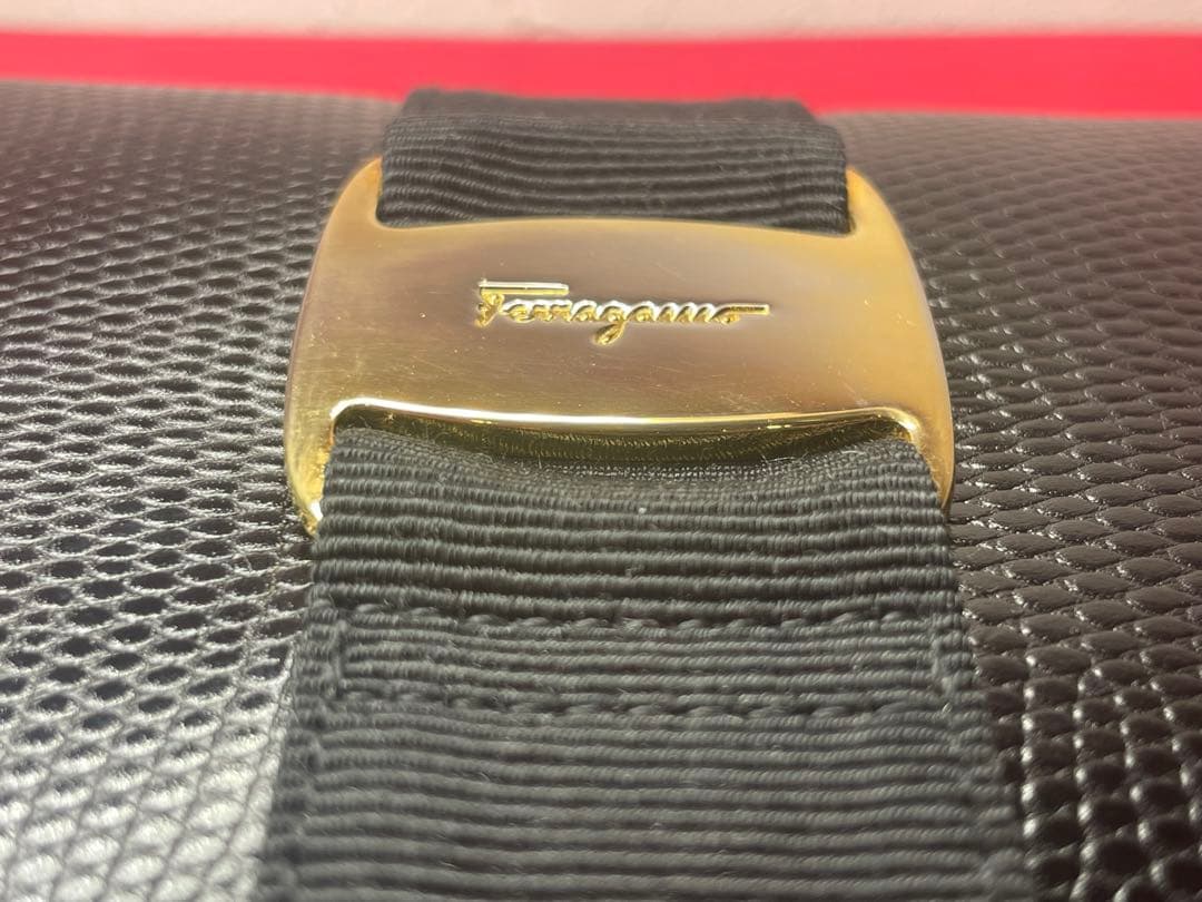 【専用】Salvatore Ferragamoヴァラ 折財布 型押しレザー