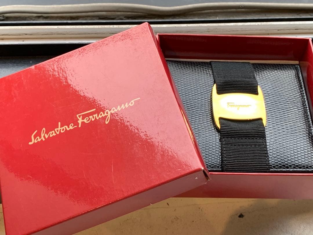 【専用】Salvatore Ferragamoヴァラ 折財布 型押しレザー