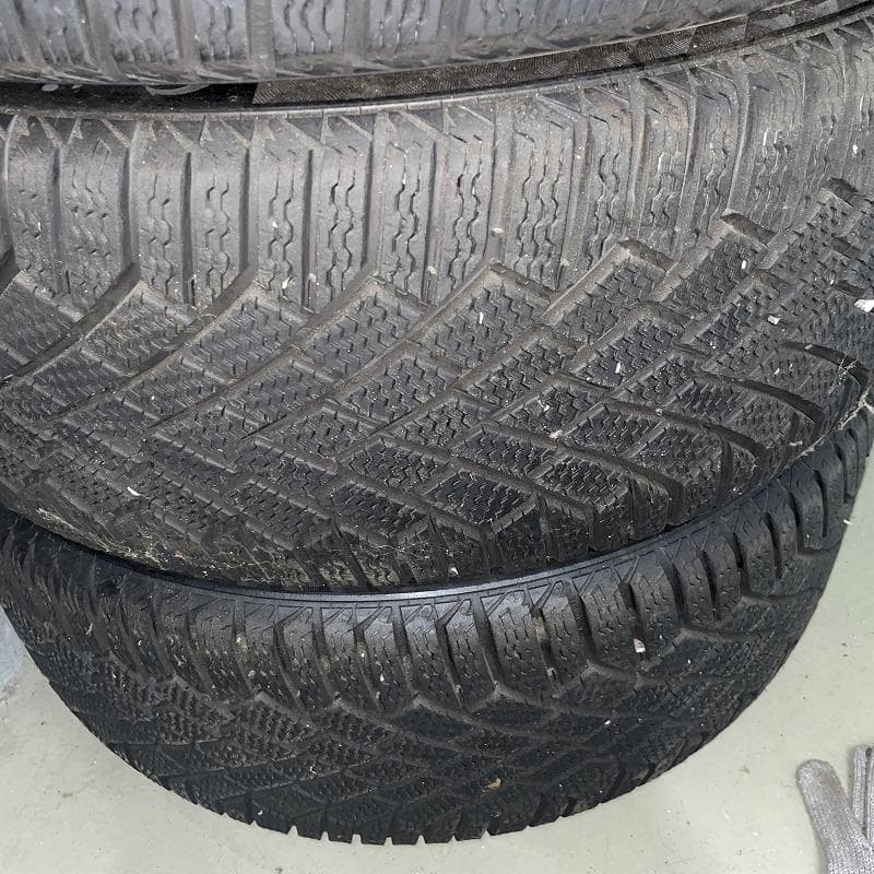 コンチネタル　18インチ　スタッドレスタイヤ　冬タイヤ　225/45R18