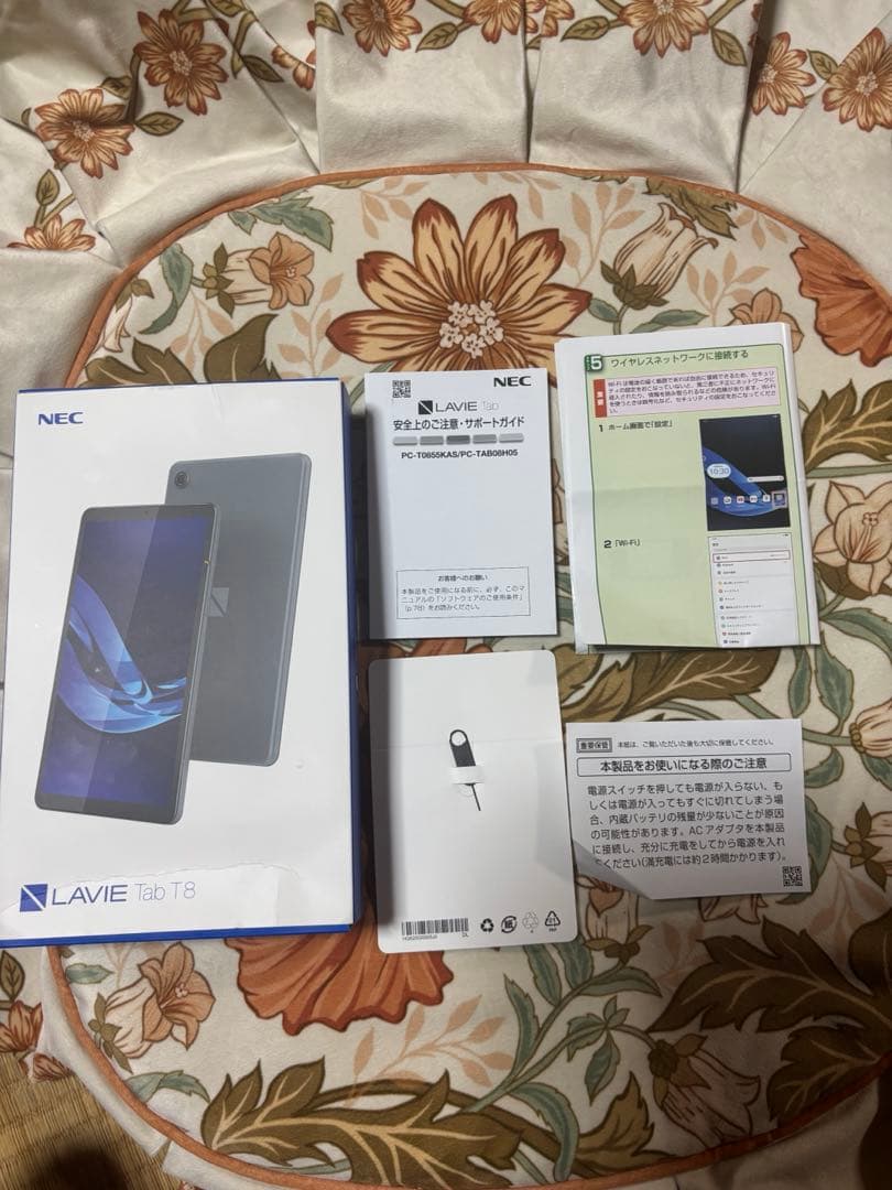 美品　お買得品LAＶIE Tab T8 カバーフィルム付 3年保証付き