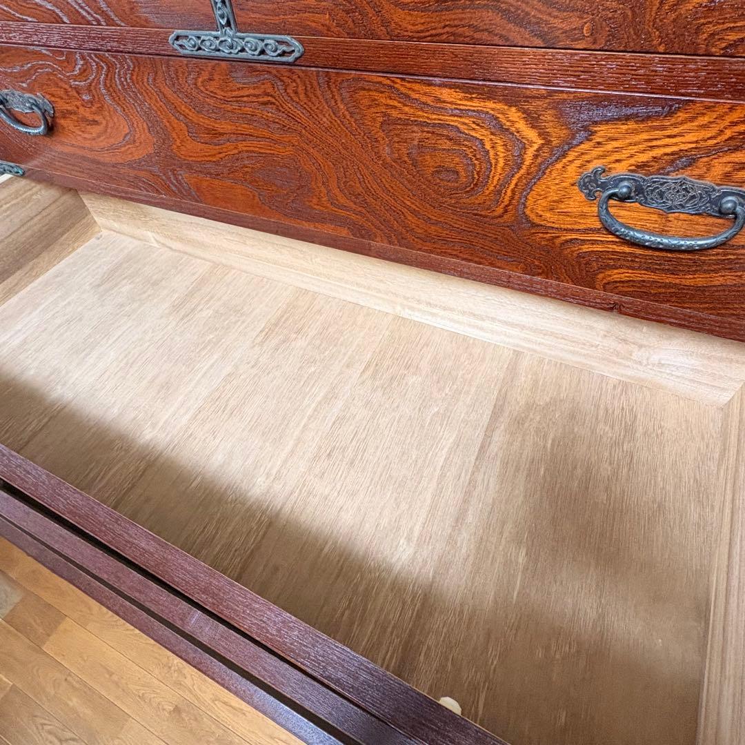 玉杢調 桐箪笥 八段 重厚金具 赤茶塗装 152cm